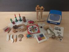 Usado, Lote de 23 miniaturas vintage para casa de muñecas: juegos candelabros TV corona perfume  segunda mano  Embacar hacia Argentina