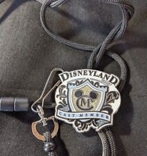 Cordão Bolo Exclusivo para Membros do Elenco Disney Mickey Mouse Escudo Disneylândia, usado comprar usado  Enviando para Brazil