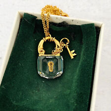 Collar colgante con llave de candado de cristal Swarovski en caja original con papeles, usado segunda mano  Embacar hacia Argentina