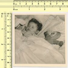 Criança dormindo na cama com boneca de brinquedo criança criança dormir foto antiga original comprar usado  Enviando para Brazil