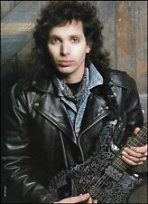 Joe Satriani con su guitarra Signature Ibanez serie JS 1986 pin-up foto 4d segunda mano  Embacar hacia Argentina