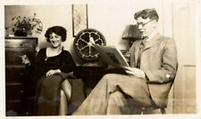 1926 COuple Sit by Old FAshioned Atwater Kent E2 tubo rádio relaxar ler jornal comprar usado  Enviando para Brazil