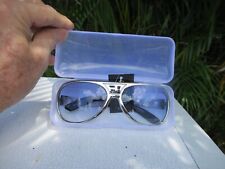 Usado, Gafas de sol Elvis Presley plateadas, brazos de metal, TCB, EP, lentes azules. marco de plástico segunda mano  Embacar hacia Argentina