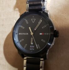 Reloj clásico Tommy Hilfiger con cara negra de 44 mm y pulsera plateada y negra , usado segunda mano  Embacar hacia Argentina
