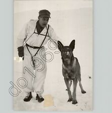 Foto de imprensa Man Trains resgate cão pastor alemão busca neve @ Suíça 1960, usado comprar usado  Enviando para Brazil