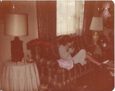 2 fotos coloridas vintage menina abstrata olhando o olhar sofá comendo cereais cama telefone comprar usado  Enviando para Brazil