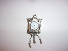 Reloj Avon Cuco Vintage Pin O Colgante Reloj Cuarzo Japón Reparación Movimiento O segunda mano  Embacar hacia Argentina