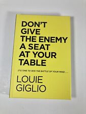 Don't Give the Enemy a Seat at Your Table de Louie Giglio - Tapa dura segunda mano  Embacar hacia Argentina