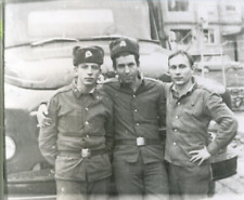 Foto de interés gay chicos guapos abrazo sombrero militar amor coche camión segunda mano  Embacar hacia Argentina