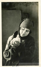 1920 YoOung Lady Viola Luz de Janela Segurando Bebê Coelho comprar usado  Enviando para Brazil