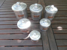 Ancienne série de 6 pots à épices en aluminium étiquettes en laiton d'occasion  Sainte-Colombe