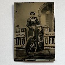 Fotografía antigua tipo tinte hermosa mujer joven con bicicleta bicicleta segunda mano  Embacar hacia Argentina