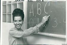 1966 Carito Belaunde Hija del Perú Pres Enseña Inglés Celebridades Foto 6X8 segunda mano  Embacar hacia Argentina