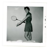 Mujer usando raqueta de bádminton en dormitorio fotografía instantánea vintage segunda mano  Embacar hacia Argentina