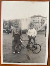 Hermosa foto vintage de niños en triciclo infantil segunda mano  Embacar hacia Argentina