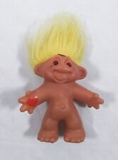 Używany, Vintage Troll Company Troll Doll Żółte włosy Serce Ręka 7" Pomarańczowe oczy na sprzedaż  Wysyłka do Poland