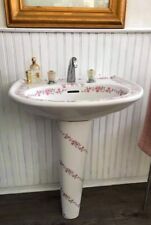 Vasque Ancienne En Ceramique Sur Colonne, Lavabo Vintage Motifs Fleurs Roses d'occasion  Saint-Amand-les-Eaux