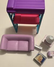 Juego de muebles Barbie sofá litera camas TV VCR lámpara computadora mesa lateral accesorios segunda mano  Embacar hacia Argentina