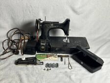 Máquina de costura portátil vintage Singer peso pena 221 (não funciona corretamente) comprar usado  Enviando para Brazil