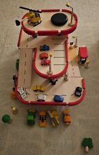 Plan Toys garagem mais acessórios, brinquedo de madeira, carros, pessoas de madeira,  comprar usado  Enviando para Brazil