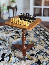 Mesa de juego de ajedrez artesano en miniatura para casa de muñecas Geoffrey Wonnacott Reino Unido firmada 1:12, usado segunda mano  Embacar hacia Argentina