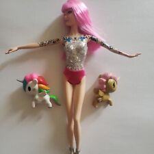 Muñeca Barbie Tokidoki 2014 décimo aniversario cabello rosa y tatuajes en muy buen estado segunda mano  Embacar hacia Mexico