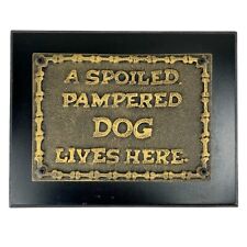 Vintage Mosiężny znak Zepsuty rozpieszczony pies mieszka tutaj Tabliczka Kości Obwódka Ciężkie zwierzę domowe na sprzedaż  Wysyłka do Poland