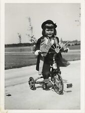 Foto: 1947 menina em triciclo com bandeiras americanas WU-D10-0197 comprar usado  Enviando para Brazil