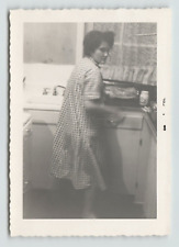 Foto 3x4 P&B senhora de camisola na cozinha comprar usado  Enviando para Brazil