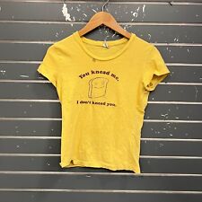 Camiseta Feminina Abercrombie & Fitch "You Kneed Me" Manga Curta Amarela Antiga Tamanho G comprar usado  Enviando para Brazil