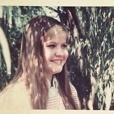 Foto instantánea vintage de mujer cabello rubio largo árboles luz natural 1969, usado segunda mano  Embacar hacia Argentina