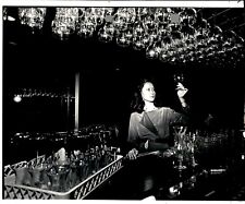 LD364 1981 Foto Orig Ann Yow WARWICK HOTEL EXECUTIVO GRACE LEO SETTING UP BAR comprar usado  Enviando para Brazil