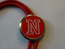 Gravata Bolo Vintage Universidade de Nebraska, Grande Vermelha e Branca "N' em Base Tom Dourado comprar usado  Enviando para Brazil