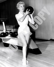 Foto pin-up de 8x10 de Barbara Eden Bowling I Dream of Jeannie década de 1960 segunda mano  Embacar hacia Argentina