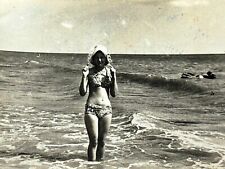 Foto vintage da década de 1970 linda jovem mulher esbelta curvilínea feminina praia marítima comprar usado  Enviando para Brazil