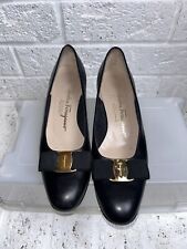 Usado, Salvatore Ferragamo Boutique Vara Bow Gold Plate Bombas de Couro Preto Tamanho 8.5 AA comprar usado  Enviando para Brazil