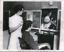 Peluquería Press Photo Beauty Shop 1956 y un cliente frente al espejo segunda mano  Embacar hacia Argentina