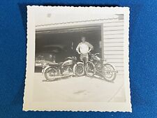 Usado, Foto vintage de bicicleta motorizada e motocicleta Triumph c. década de 1950/60 comprar usado  Enviando para Brazil