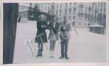 Foto instantânea vintage trio patinação no gelo esporte de inverno moda ao ar livre comprar usado  Enviando para Brazil