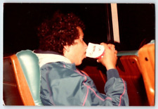 Foto vintage hombre bebiendo leche de los años 80 arte encontrado DST10 segunda mano  Embacar hacia Argentina