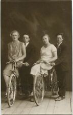 Parejas jóvenes posando con excelentes bicicletas bicicletas bicicletas antigua foto de estudio segunda mano  Embacar hacia Argentina