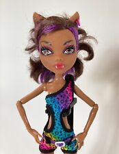 Muñeca lobo Monster High Gloom Beach Clawdeen con soporte piel oscura rosa púrpura azulada segunda mano  Embacar hacia Argentina