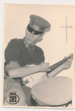 Soldado iugoslavo tocando banjo cruz na parede foto vintage abstrata 193 comprar usado  Enviando para Brazil