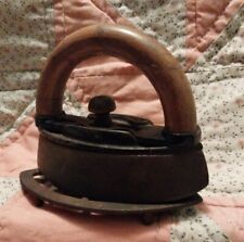 Ferro antigo pequeno triste com alça removível de madeira e rebite comprar usado  Enviando para Brazil