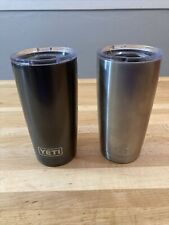 Dos vasos YETI Rambler 20 oz acero inoxidable aislados al vacío con deslizador magnético segunda mano  Embacar hacia Argentina