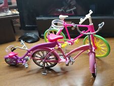 2 bicicletas de boneca Barbie. Em ótimo estado.  Bicicleta de 1 e 1 a 2 lugares comprar usado  Enviando para Brazil