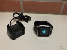 Reloj inteligente Fitbit Versa Bluetooth rastreador de fitness FB504 banda pequeña con cargador, usado segunda mano  Embacar hacia Argentina