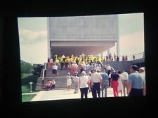 3M18 DE COLECCIÓN Foto 35mm Deslizamiento RETRO TURISTAS SUBIENDO ESCALONES A CONSTRUCCIÓN DE PIEDRA, usado segunda mano  Embacar hacia Spain