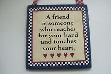 Placa de madeira pendurada na parede "Um amigo alcança sua mão e toca seu coração"  comprar usado  Enviando para Brazil