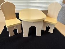Muebles para casa de muñecas Kraft para niños dos sillas y mesa de comedor de madera tostada y amarilla segunda mano  Embacar hacia Argentina